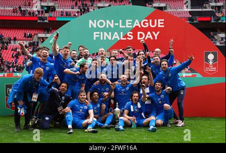 Warrington Rylands festeggia la vittoria della finale Buildbase fa Vase 2020/21 al Wembley Stadium di Londra. Data immagine: Sabato 22 maggio 2021. Foto Stock