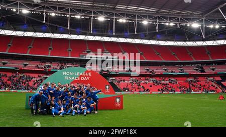 Warrington Rylands festeggia la vittoria della finale Buildbase fa Vase 2020/21 al Wembley Stadium di Londra. Data immagine: Sabato 22 maggio 2021. Foto Stock