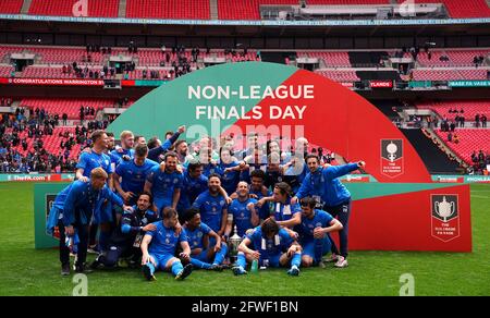 Warrington Rylands festeggia la vittoria della finale Buildbase fa Vase 2020/21 al Wembley Stadium di Londra. Data immagine: Sabato 22 maggio 2021. Foto Stock