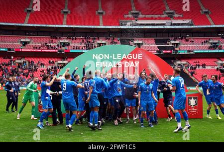 Warrington Rylands festeggia la vittoria della finale Buildbase fa Vase 2020/21 al Wembley Stadium di Londra. Data immagine: Sabato 22 maggio 2021. Foto Stock