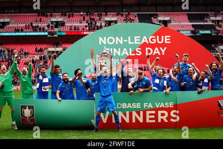 Warrington Rylands festeggia la vittoria della finale Buildbase fa Vase 2020/21 al Wembley Stadium di Londra. Data immagine: Sabato 22 maggio 2021. Foto Stock