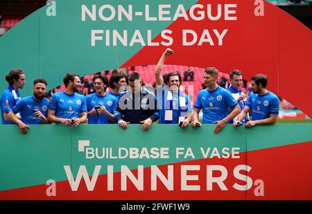 Warrington Rylands festeggia la vittoria della finale Buildbase fa Vase 2020/21 al Wembley Stadium di Londra. Data immagine: Sabato 22 maggio 2021. Foto Stock