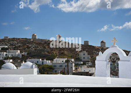 Paesaggio con vista panoramica di Chora, la capitale dell'isola di Amorgos, con le pittoresche case bianche e mulini a vento in Cicladi, Grecia. Foto Stock