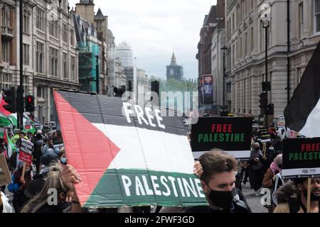 Londra, Regno Unito. 22 maggio 2021. Grande protesta palestinese libera passando da Trafalgar Square nel centro di Londra. Andrew Steven Graham/Alamy Live News Foto Stock
