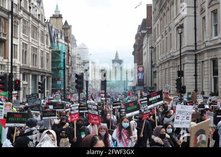 Londra, Regno Unito. 22 maggio 2021. Grande protesta palestinese libera passando da Trafalgar Square nel centro di Londra. Andrew Steven Graham/Alamy Live News Foto Stock