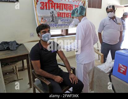 Beawar, Rajasthan, India, 22 maggio 2021: Un medico somministra una dose di vaccino corona ad un sostenitore durante la campagna di vaccinazione COVID-19 presso il Bar Council di Beawar. Credit: Sumit Saraswat/Alamy Live News Foto Stock