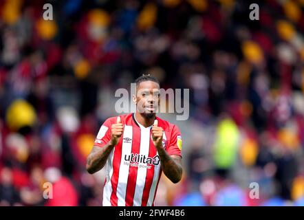 Ivan Toney di Brentford fa gesti ai tifosi di casa durante il giro di apprezzamento alla fine dello Sky Bet Championship playoff semifinale, seconda tappa al Brentford Community Stadium di Londra. Data immagine: Sabato 22 maggio 2021. Foto Stock