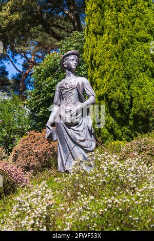 Statua nei giardini di erica di Compton Acres Gardens, Canford Cliffs, Poole, Dorset UK a maggio Foto Stock