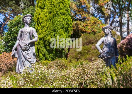Statua nei giardini di erica di Compton Acres Gardens, Canford Cliffs, Poole, Dorset UK a maggio Foto Stock