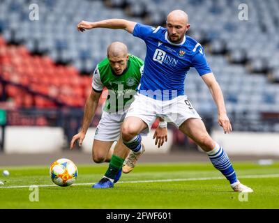 Hampden Park, Glasgow, Regno Unito. 22 maggio 2021. Scottish Cup Football Final, St Johnstone contro Hibernian; Chris Kane di St Johnstone e Alex Gogic di Hibernian Credit: Action Plus Sports/Alamy Live News Foto Stock