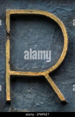 Sottile lettera d'oro R degli anni '20 Foto Stock