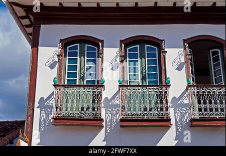 Balconi sulla facciata in Diamantina, Minas Gerais, Brasile Foto Stock