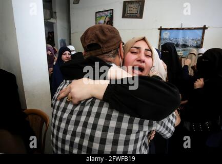 Gaza, Palestina. 21 Maggio 2021. I palestinesi piangono durante i funerali di quei membri delle brigate di Ezz al-DIN al-Qassam (l'ala militare dell'Organizzazione Palestinese di Hamas) che sono stati uccisi nel bombardamento israeliano di un tunnel, durante i loro funerali nella città meridionale della striscia di Gaza di Khan Younis. (Foto di Yousef Masoud/SOPA Images/Sipa USA) Credit: Sipa USA/Alamy Live News Foto Stock