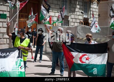 I manifestanti che indossano maschere per il viso sono in possesso di bandiere e striscioni mentre prendono parte a una marcia che chiede la libertà della popolazione del Sahara. Nell'ambito del "paese per la libertà del Sahara", decine di persone hanno marciato in solidarietà con il Sahara occidentale e a favore dell'autodeterminazione dopo la rottura del cessate il fuoco da parte del Marocco, avvenuta lo scorso 13 novembre 2020. L'ammissione del leader del fronte del Polisario Sahariana Brahim Ghali a ricevere cure mediche contro COVID-19 ha causato una crisi diplomatica tra la Spagna e il governo marocchino dopo che migliaia di migranti hanno attraversato il confine tra Ceuta e Marocco Foto Stock