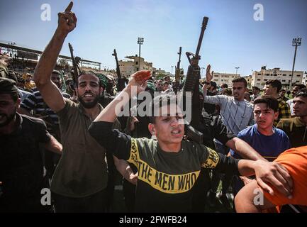 Gaza, Palestina. 21 Maggio 2021. I palestinesi cantano slogan durante i funerali di quei membri delle brigate di Ezz al-DIN al-Qassam (l'ala militare dell'Organizzazione Palestinese di Hamas) che sono stati uccisi nel bombardamento israeliano di un tunnel, durante i loro funerali nella città meridionale della striscia di Gaza di Khan Younis. (Foto di Yousef Masoud/SOPA Images/Sipa USA) Credit: Sipa USA/Alamy Live News Foto Stock