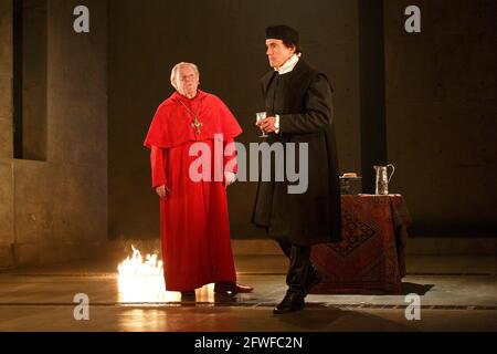 l-r: Paul Jesson (Cardinal Wolsey), ben Miles (Thomas Cromwell) in WOLF HALL di Hilary Mantel presso la Royal Shakespeare Company (RSC), Aldwych Theatre, Londra WC2 17/05/2014 adattato per il palcoscenico da Mike Poulton design: Christopher Oram illuminazione: Paule Constable regista: Jeremy Herrin Foto Stock