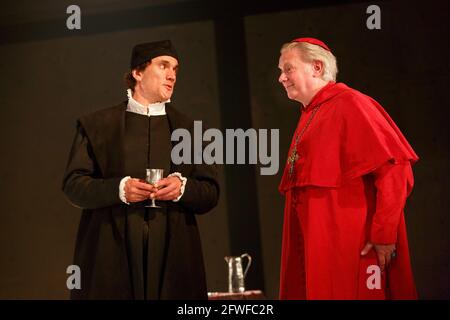 l-r: Ben Miles (Thomas Cromwell), Paul Jesson (Cardinal Wolsey) in WOLF HALL di Hilary Mantel presso la Royal Shakespeare Company (RSC), Aldwych Theatre, Londra WC2 17/05/2014 adattato per il palcoscenico da Mike Poulton design: Christopher Oram illuminazione: Paule Constable regista: Jeremy Herrin Foto Stock