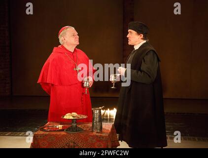 l-r: Paul Jesson (Cardinal Wolsey), ben Miles (Thomas Cromwell) in WOLF HALL di Hilary Mantel presso la Royal Shakespeare Company (RSC), Swan Theatre, Stratford-upon-Avon, Inghilterra 08/01/2014 adattato per la scena da Mike Poulton design: Christopher Oram illuminazione: Paule Constable regista: Jeremy Herrin Foto Stock