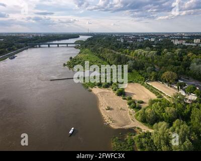 (210522) -- VARSAVIA, 22 maggio 2021 (Xinhua) -- Foto aerea scattata il 21 maggio 2021 mostra una vista del fiume Vistola a Varsavia, Polonia. La media valle della Vistola è inclusa nella rete di aree protette natura 2000 dell'UE con habitat unici per le specie di flora e fauna minacciate. (Str/Xinhua) Foto Stock