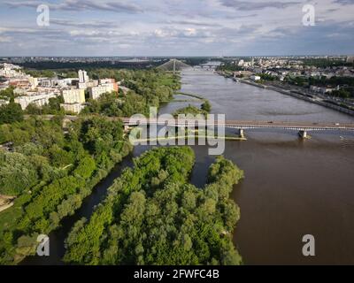 (210522) -- VARSAVIA, 22 maggio 2021 (Xinhua) -- Foto aerea scattata il 21 maggio 2021 mostra una vista del fiume Vistola a Varsavia, Polonia. La media valle della Vistola è inclusa nella rete di aree protette natura 2000 dell'UE con habitat unici per le specie di flora e fauna minacciate. (Str/Xinhua) Foto Stock