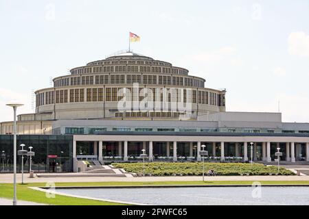 Vista esterna della Sala Centennial, a Wroclaw, Polonia, capolavoro del primo movimento moderno, una sala polifunzionale di cemento armato Foto Stock