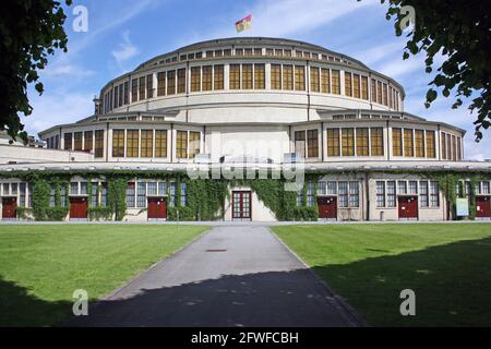 Vista esterna della Sala Centennial, a Wroclaw, Polonia, capolavoro del primo movimento moderno, una sala polifunzionale di cemento armato Foto Stock
