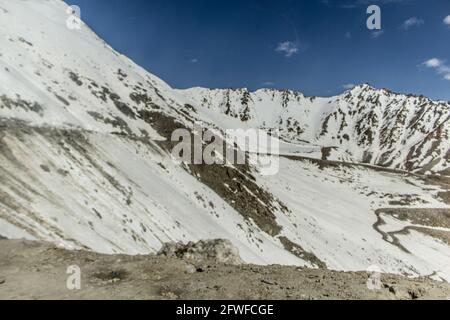 Passo di Khardungla. Ladkah, coperto di neve Foto Stock