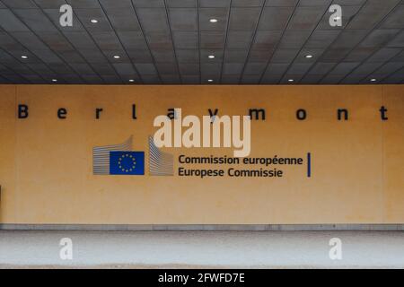 Bruxelles, Belgio - 17 agosto 2019: Cartello con il nome all'ingresso anteriore del Berlaymont, un edificio di uffici a Bruxelles, in Belgio, che ospita la testa Foto Stock