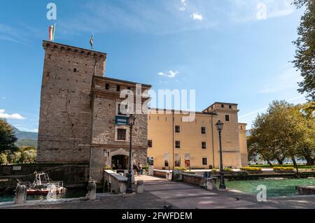 Il XII secolo costruito Rocca (roccaforte fortificata italiana), situato nella città di Riva sulla sponda settentrionale del Lago di Garda in t Foto Stock