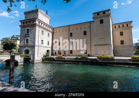 Il XII secolo costruito Rocca (roccaforte fortificata italiana), situato nella città di Riva sulla sponda settentrionale del Lago di Garda in t Foto Stock