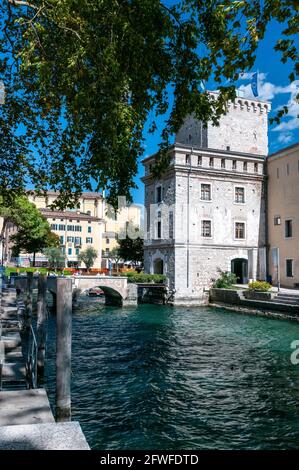 Il XII secolo costruito Rocca (roccaforte fortificata italiana), situato nella città di Riva sulla sponda settentrionale del Lago di Garda in t Foto Stock