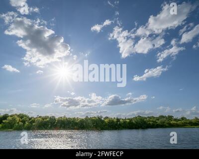 Sole brillante che splende nel cielo blu che sovrastano la Florida sudoccidentale STATI UNITI Foto Stock