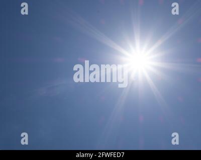 Sole brillante che splende nel cielo blu che sovrastano la Florida sudoccidentale STATI UNITI Foto Stock