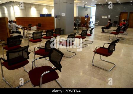 Dhaka, Bangladesh. 22 maggio 2021. Gli operatori sanitari sono visti presso un centro di vaccinazione di Bangabandhu Sheikh Mujib Medical University Hospital a Dhaka, Bangladesh, il 22 maggio 2021 Credit: Mamunur Rashid/Alamy Live News Foto Stock