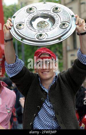 FC Bayern Soccer professionista Bastian Schweinsteiger tiene il Trofeo Festeggia la vittoria del 22° Campionato di calcio tedesco Foto Stock