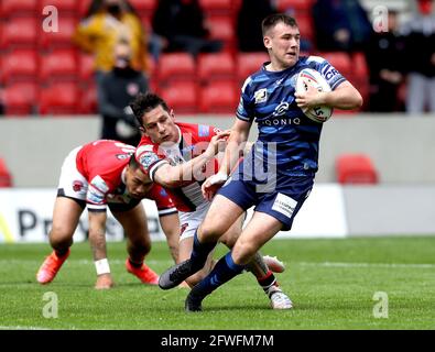 Harry Smith (a destra) di Wigan Warriors evade di essere affrontato da Morgan Escare di Salford Red Devils durante la partita di Betfred Super League all'AJ Bell Stadium di Salford. Data immagine: Sabato 22 maggio 2021. Foto Stock