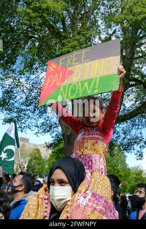 Bristol, Regno Unito. 22 maggio 2021. La gente parata attraverso Bristol per dimostrare la propria solidarietà con il popolo palestinese. Credit: JMF News/Alamy Live News Foto Stock