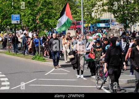 Bristol, Regno Unito. 22 maggio 2021. La gente parata attraverso Bristol per dimostrare la propria solidarietà con il popolo palestinese. Credit: JMF News/Alamy Live News Foto Stock