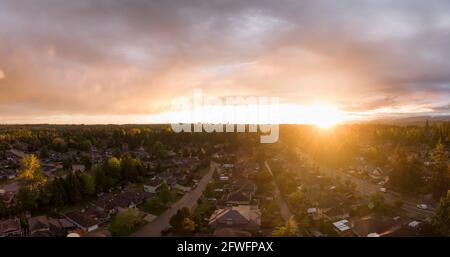 vista di un quartiere suburbano durante un vivace e colorato tramonto Foto Stock