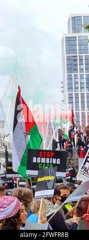 Centro di Londra, Inghilterra. 22 maggio 2021. Migliaia di persone partecipano a un raduno a sostegno della Palestina libera e alla fine dell'occupazione illegale di Gaza. Foto Stock