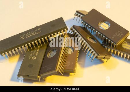 Primo piano di una massa di vecchi chip EPROM riciclati. Questi sono di progettazione precedente [vedere Note] ma sono ancora in uso. Per microcontrollori, semiconduttori Foto Stock