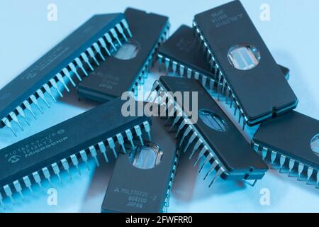 Primo piano di una massa di vecchi chip EPROM riciclati. Questi sono di progettazione precedente [vedere Note] ma sono ancora in uso. Per microcontrollori, semiconduttori Foto Stock