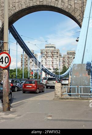 Il ponte Grunwaldzki un ponte sospeso sul fiume Oder a Breslavia, Polonia, costruito 1908-10, struttura in ferro dipinta blu torri in granito silesiano Foto Stock