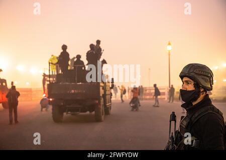 N S G Comandos gatto nero durante le loro prove per la giornata della repubblica indiana a delhi. Foto Stock