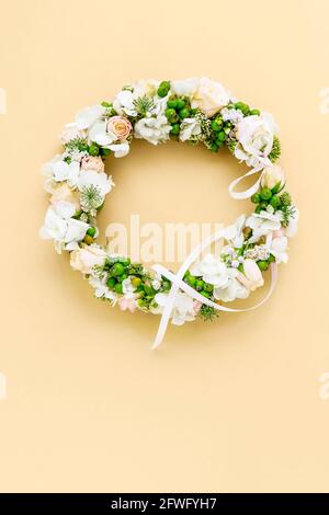 Corona con rose, ortensia e viburnum. Motivo cartolina. Foto Stock