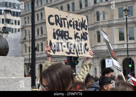 Westminster, Londra, Regno Unito. 22 maggio 2021. La gente partecipa alla dimostrazione Nazionale per la Palestina nel centro di Londra. Credit: Matthew Chpicle/Alamy Live News Foto Stock