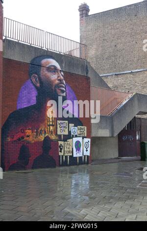 Londra, Regno Unito, 22 maggio 2021: L'artista Dreph (Neequaye Dreph Dsane) ha dipinto un murale di Marvin Gaye a Brixton, che fa anche riferimento alle rivolte di Brixton del 1981. Commissionato da Universal Music Group, il murale ricorda il 50° anniversario di questa settimana dell'uscita dell'iconico album di Gaye "What's Going on". Quest'anno ricorre anche il 40° anniversario delle rivolte di Brixton, iniziate in protesta contro la violenza della polizia. La posizione su Canterbury Crescent è vicino agli ex uffici del Lambeth Council all'International House e a pochi metri dalla stazione di polizia di Brixton. Anna Watson/al Foto Stock