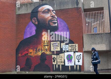 Londra, Regno Unito, 22 maggio 2021: L'artista Dreph (Neequaye Dreph Dsane) ha dipinto un murale di Marvin Gaye a Brixton, che fa anche riferimento alle rivolte di Brixton del 1981. Commissionato da Universal Music Group, il murale ricorda il 50° anniversario di questa settimana dell'uscita dell'iconico album di Gaye "What's Going on". Quest'anno ricorre anche il 40° anniversario delle rivolte di Brixton, iniziate in protesta contro la violenza della polizia. La posizione su Canterbury Crescent è vicino agli ex uffici del Lambeth Council all'International House e a pochi metri dalla stazione di polizia di Brixton. Anna Watson/al Foto Stock