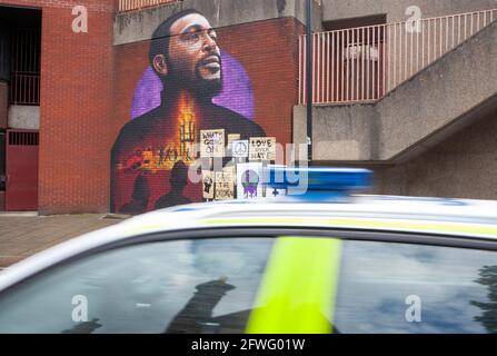 Londra, Regno Unito, 22 maggio 2021: L'artista Dreph (Neequaye Dreph Dsane) ha dipinto un murale di Marvin Gaye a Brixton, che fa anche riferimento alle rivolte di Brixton del 1981. Commissionato da Universal Music Group, il murale ricorda il 50° anniversario di questa settimana dell'uscita dell'iconico album di Gaye "What's Going on". Quest'anno ricorre anche il 40° anniversario delle rivolte di Brixton, iniziate in protesta contro la violenza della polizia. La posizione su Canterbury Crescent è vicino agli ex uffici del Lambeth Council all'International House e a pochi metri dalla stazione di polizia di Brixton. Anna Watson/al Foto Stock