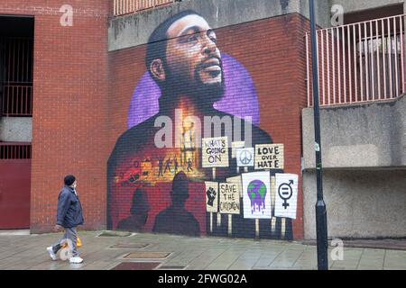 Londra, Regno Unito, 22 maggio 2021: L'artista Dreph (Neequaye Dreph Dsane) ha dipinto un murale di Marvin Gaye a Brixton, che fa anche riferimento alle rivolte di Brixton del 1981. Commissionato da Universal Music Group, il murale ricorda il 50° anniversario di questa settimana dell'uscita dell'iconico album di Gaye "What's Going on". Quest'anno ricorre anche il 40° anniversario delle rivolte di Brixton, iniziate in protesta contro la violenza della polizia. La posizione su Canterbury Crescent è vicino agli ex uffici del Lambeth Council all'International House e a pochi metri dalla stazione di polizia di Brixton. Anna Watson/al Foto Stock